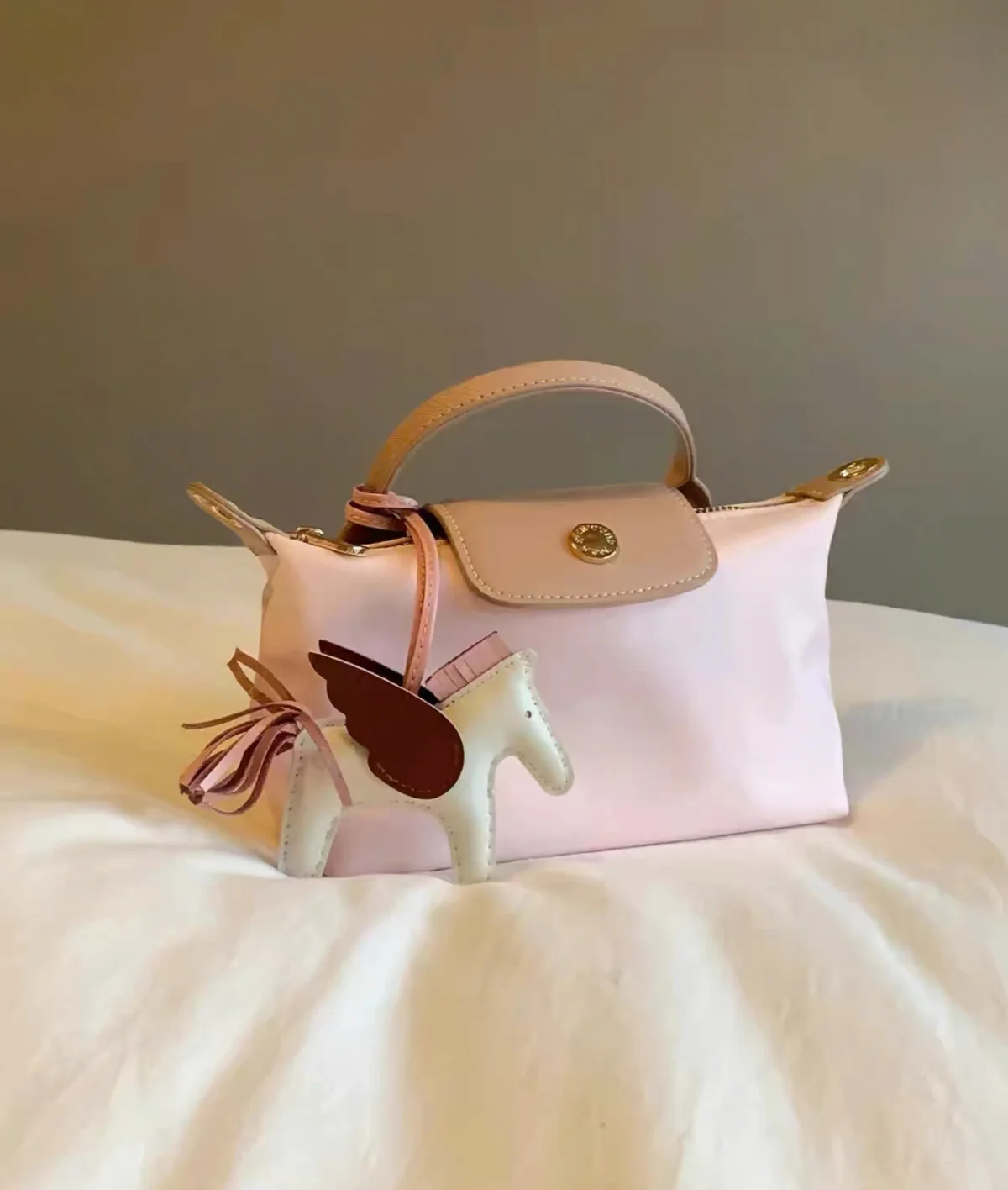 Túi xách hồng Charm ngựa